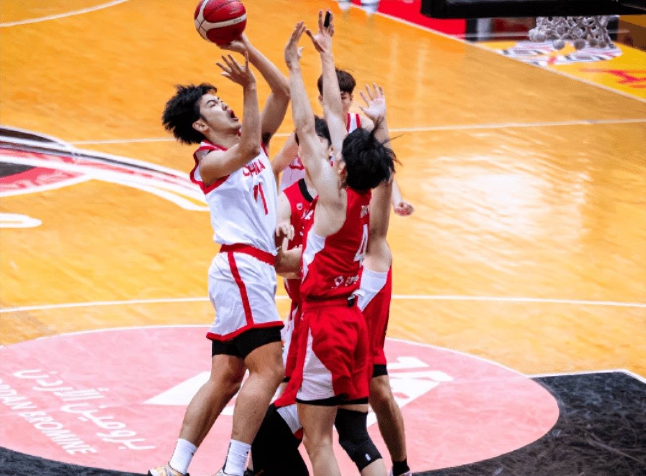 日本男篮轻取雄鹿B队，特雷杨送出助攻