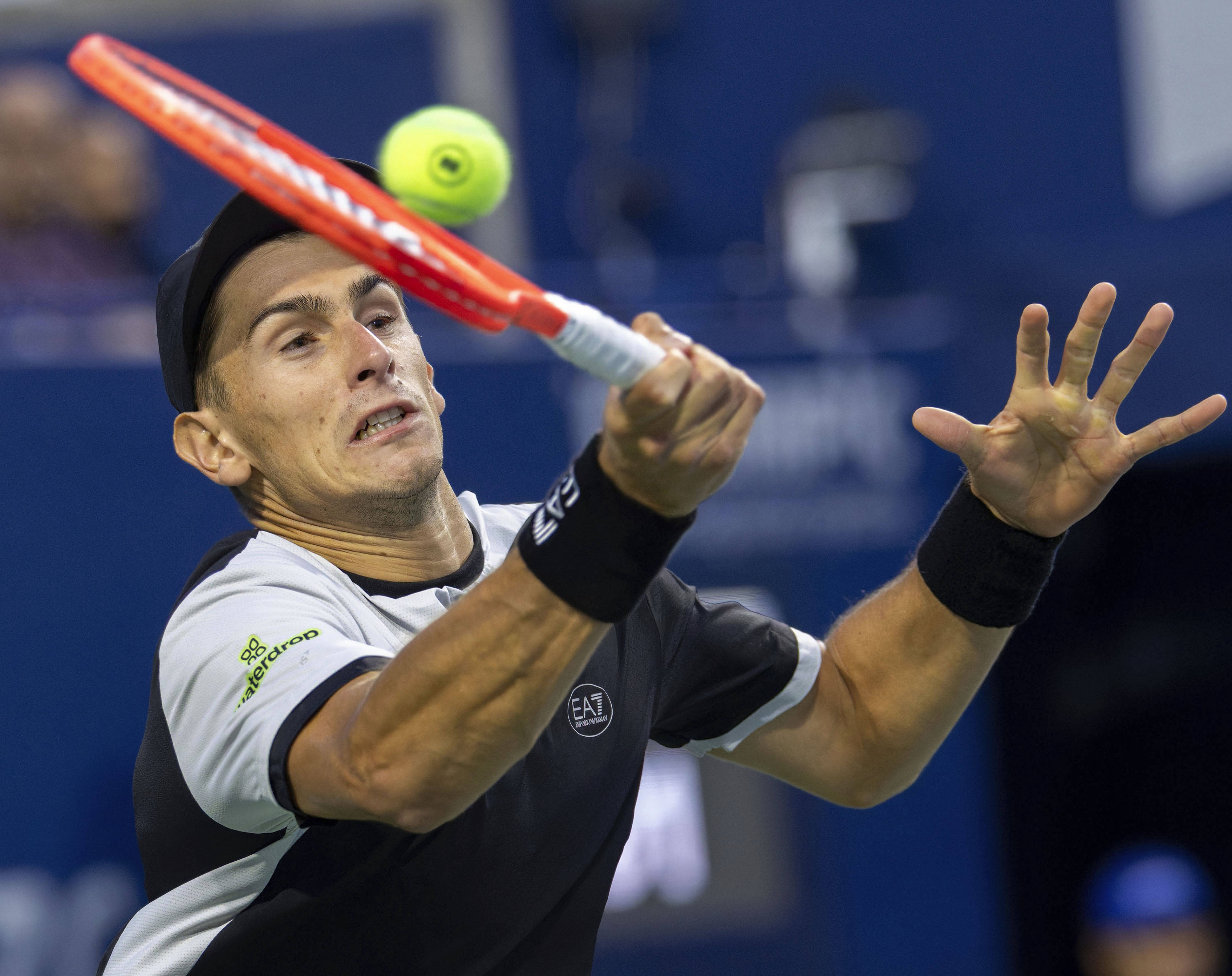 包含意大利网球队险胜西班牙网球队，兹维列夫关键制胜的词条