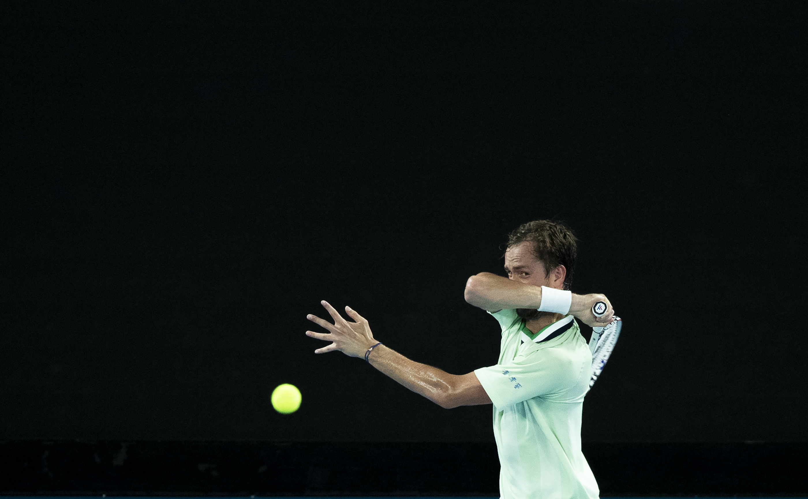 包含德国网球队血洗意大利网球队，梅德韦杰夫绝境逆转的词条