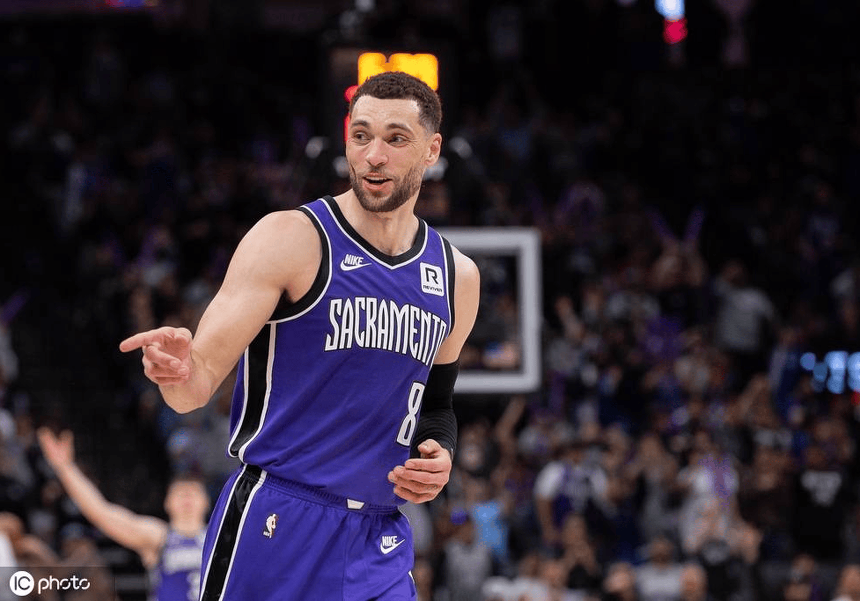 猛龙翻盘雄鹿B队，拉文高光表现