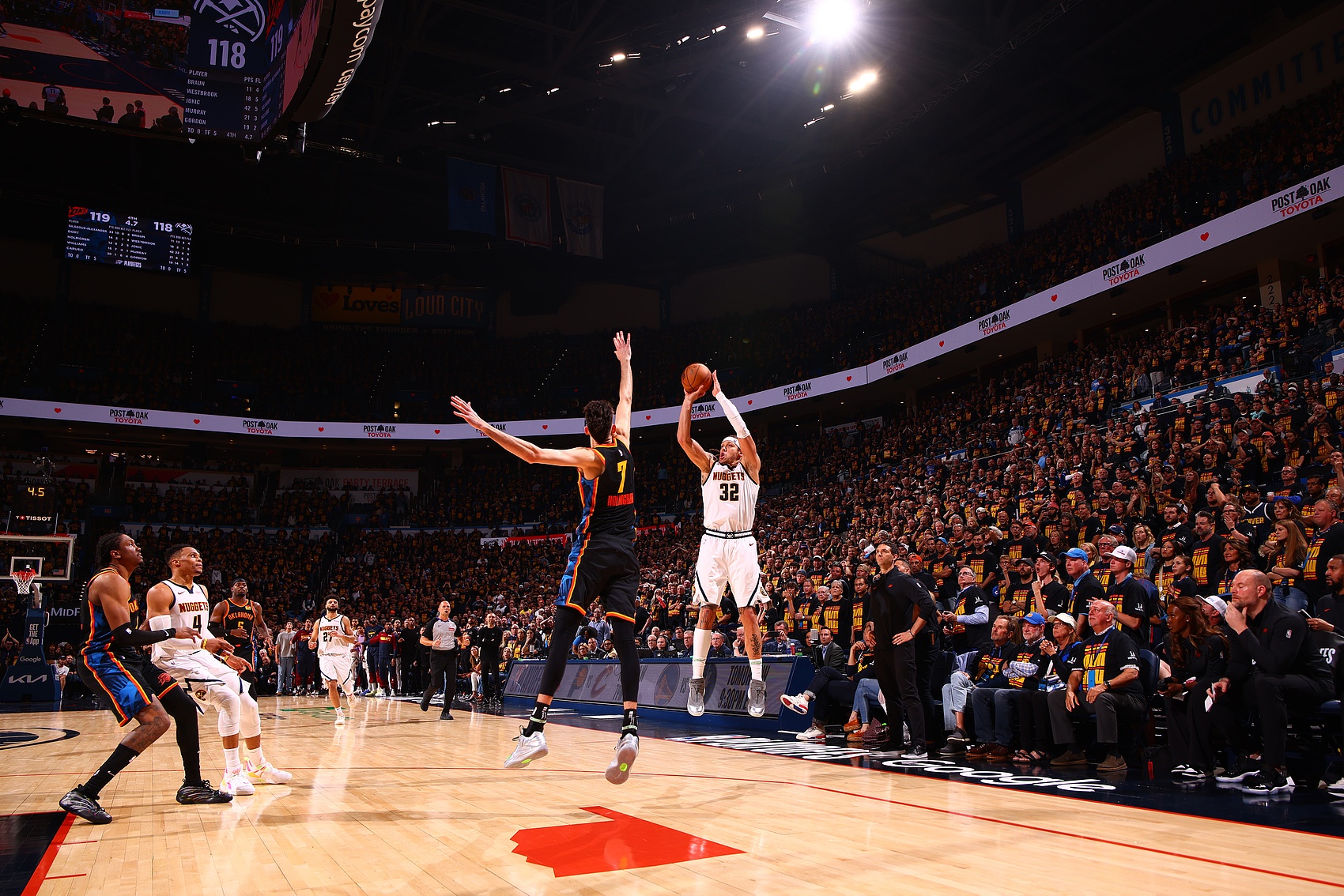 包含爵士鏖战独行侠，杰伦·布朗三分雨点燃全场的词条