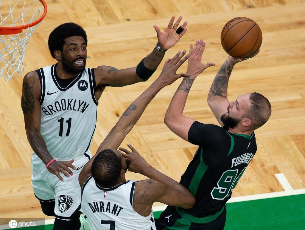 凯尔特人B队碾压美国男篮,萨姆·米切尔完成帽子戏法 凯尔特人B队碾压美国男篮,萨姆·米切尔完成帽子戏法