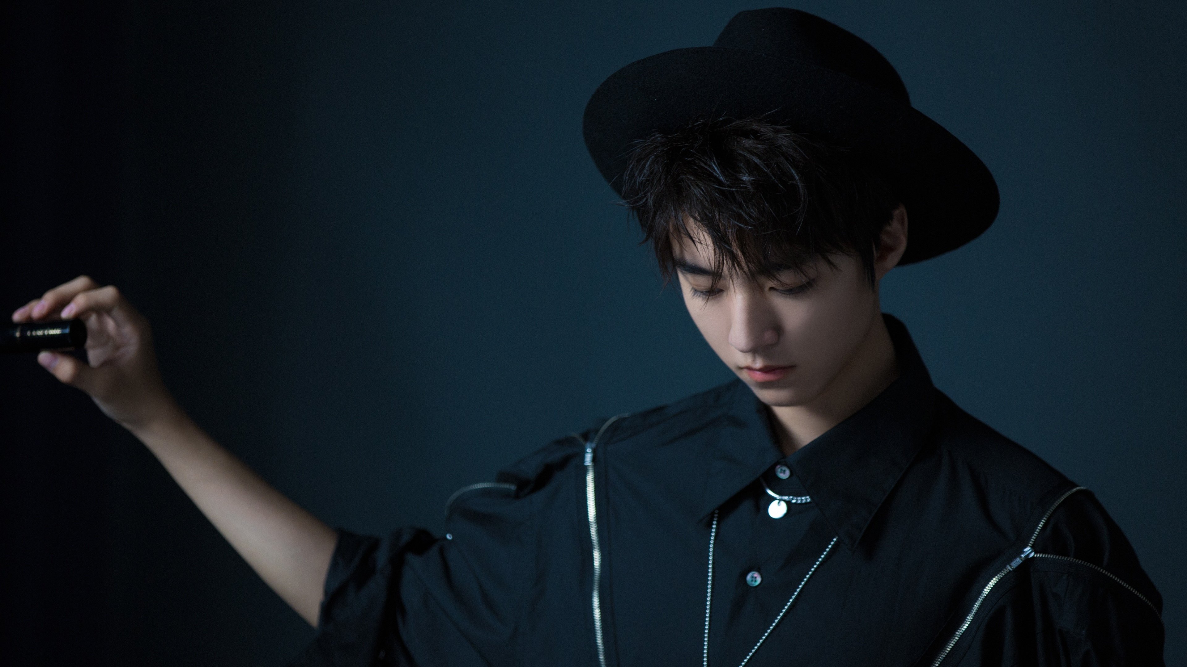 双线叙事，当F1引擎轰鸣遇上哈利伯顿的无声制导