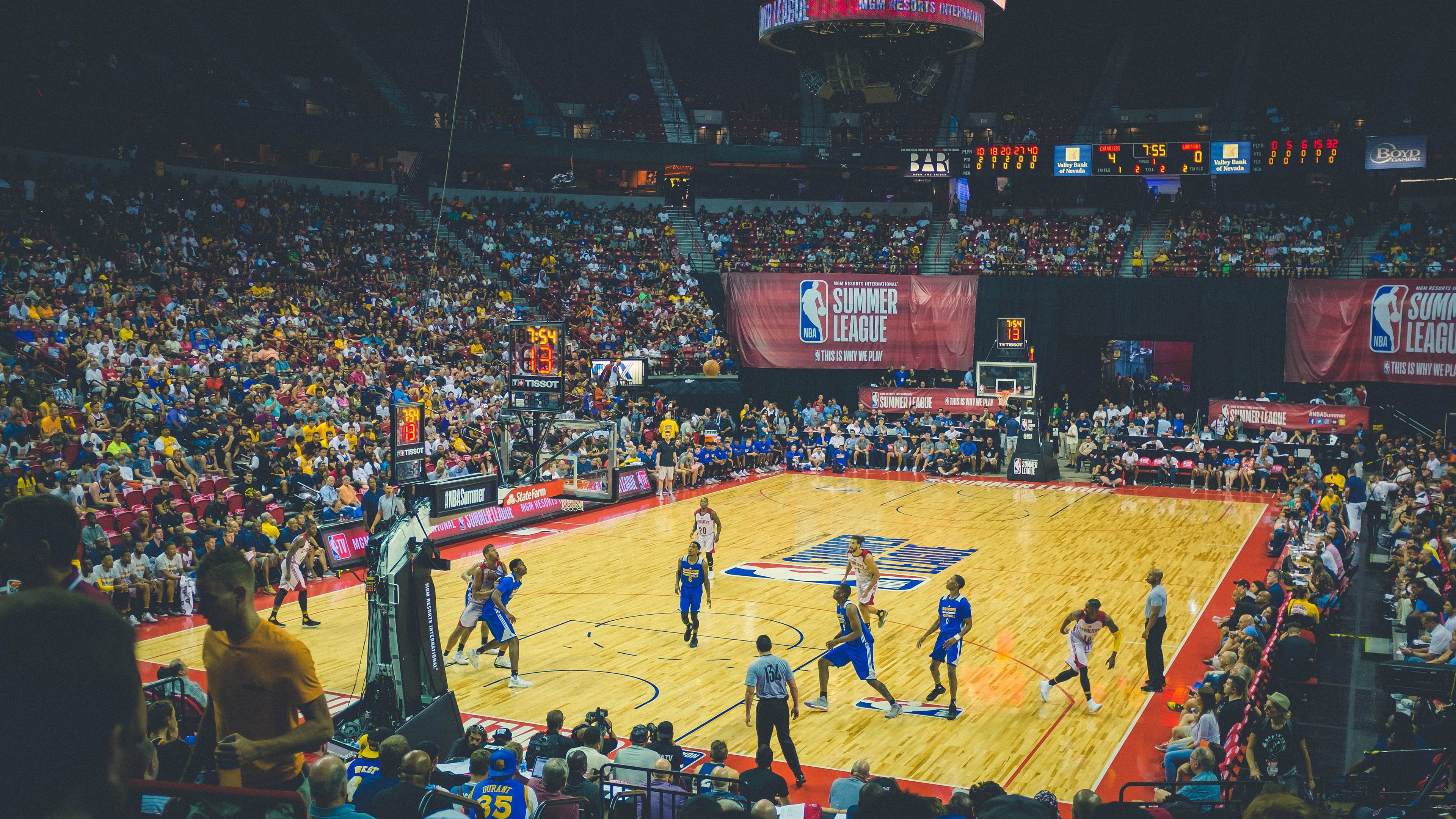 双线焦点，F1街道赛的极速狂飙与火箭轻取快船的篮球盛宴